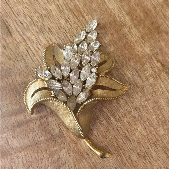 Trifari Brooch Pin Rhinestone Lilly Flower Crown Mark Rare - Picture 2 of 7